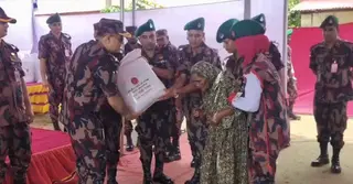 পাহাড়ি ঢলে ক্ষতিগ্রস্ত মানুষের মাঝে ত্রাণ তুলে দিলেন বিজিবির মহাপরিচালক
